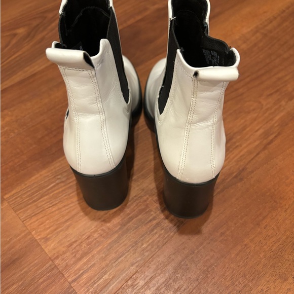 White Ecco boots - Picture 3 of 4